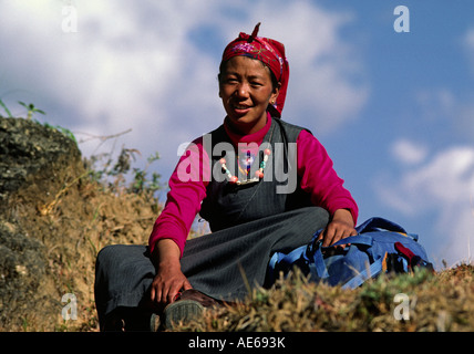 Sherpani Frau in traditioneller Kleidung SIKLIS TREK NEPAL Stockfoto