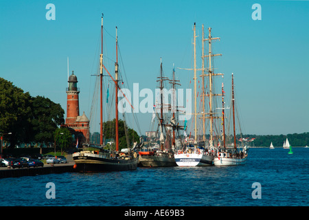 Boote in der Nähe des Leuchtturms am Eingang zum Nord-Ostsee-Kanal Kiel-Holtenau-Deutschland Stockfoto