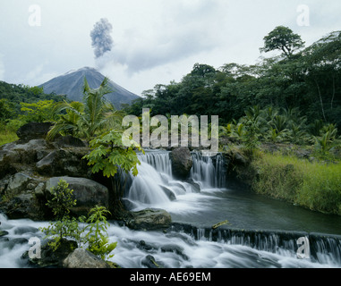 Ein Blick auf Tabacon Hot Springs und Arenal Vulkan im Hochland von Costa Rica ist der Vulkan in der Mitte eine kleine eruption Stockfoto