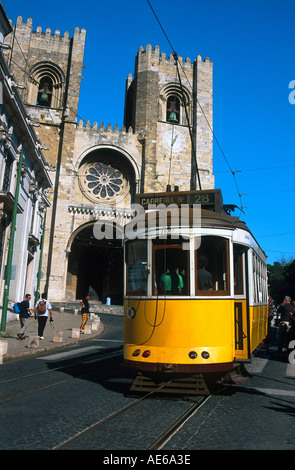 Straßenbahn, vorbei an Kirche, Se Patrizierhaeuser Kathedrale, Lissabon, Portugal Stockfoto