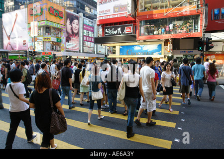 Pendler Kreuzung Zebra in belebten Straße in Mongkok Kowloon Hong Kong China Stockfoto