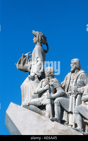 Niedrigen Winkel Blick auf Denkmal Padrão Dos Descobrimentos, Belem, Lissabon, Portugal Stockfoto