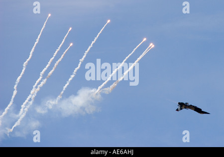 J-055 Niederlande Air Force F16F Fighting Falcon Kampfjet feuern anti-Hitze, die Rakete Fackeln während einer Flugvorführung Stockfoto