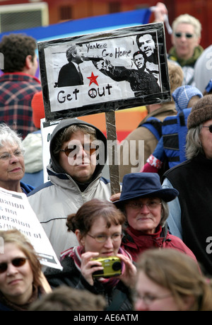 Mann mit Schild in Frieden Protest; Menge von prostesters Stockfoto