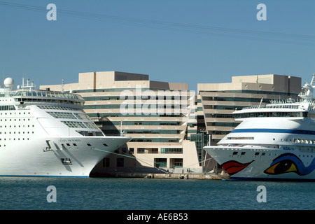 Barcelona World Trade Centre Kreuzer Costa Victoria AIDAvita Anlaufhafen Spaniens Stockfoto