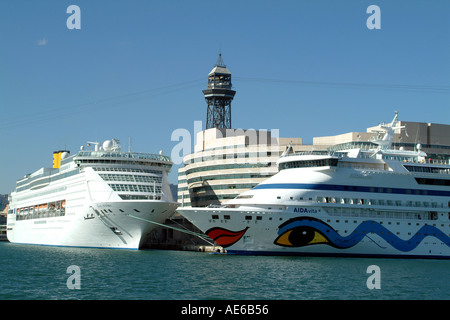 Barcelona World Trade Center Kreuzfahrt Schiffe Costa Victoria AIDAvita im Hafen Spanien Hafen des Anrufs Stockfoto