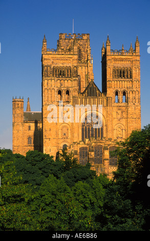 Durham Cathedral Durham UK Vorderansicht der Galiläa Kapelle und Rosenfenster in Durham Cathedral County Durham UK GB England Europa Stockfoto