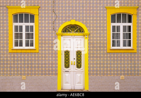 Gelb lackiert geflieste Haus in Ferragudo in der Nähe von Portimao Algarve Portugal EU Europa Stockfoto