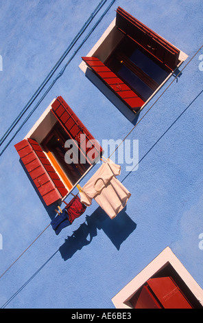 Hemd auf eine Wäscheleine hängen von einem blau lackierten Fishermans Cottage in Venedig Lagune Burano Insel Italien EU Europa Stockfoto