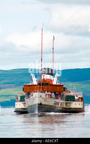 Paddel-Dampfer Waverley nähert sich Largs Pier am Firth of Clyde, Schottland. Stockfoto