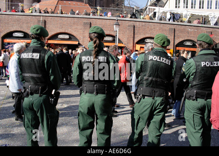 eine Reihe von Polizisten beobachten der Fasching in München am Viktualienmarkt, Bavaria, Germany. Foto: Willy Matheisl Stockfoto