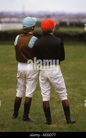 Grand National Horse Race Aintree. Zwei Amateur-Jockeys beobachten das Rennen, das sie von ihren Pferden geworfen wurden. Liverpool Lancashire 1980er HOMER SYKES Stockfoto