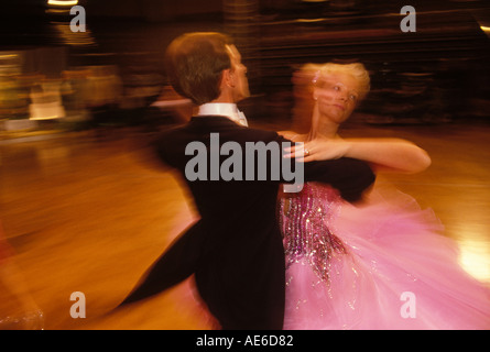 Ballsaal Tanzwettbewerb Winter Gardens Blackpool Tower. Kommen Sie, tanzen Sie TV-Teilnehmer, Lancashire. HOMER SYKES AUS DEN 1990ER JAHREN Stockfoto