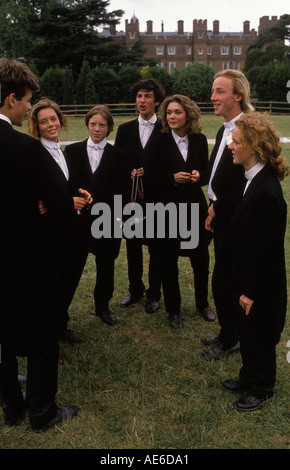 Eton School College in der Nähe von Windsor Berkshire England. Schwestern verkleiden sich wie Jungen fro Spaß. 1990 UK HOMER SYKES Stockfoto