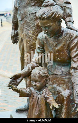 Emigranten. Eine Skulptur von Tony Siebenthaler.  Pier Head, Liverpool, England UK Stockfoto