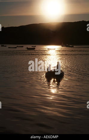 Vater und Sohn, im kleinen Boot, Badachro, Gairloch, North West Highland Scotland. Sommer 2007. Stockfoto