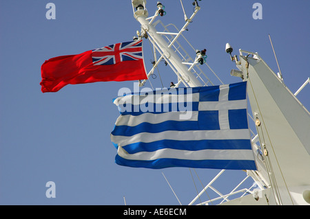 Britische Red Ensign Handelsflagge und griechische Fahnen nebeneinander auf einem Kreuzfahrtschiff Stockfoto