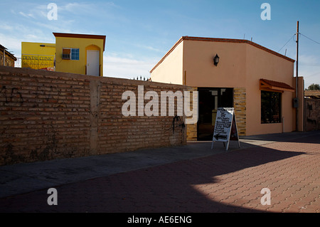 Neue Zahnarztpraxis neben alten Backsteingebäude in Los Algodones BC Mexiko Stockfoto