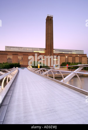 Dawn-Blick auf die Tate Modern Art Gallery von der Millennium Bridge in London übernommen. Stockfoto