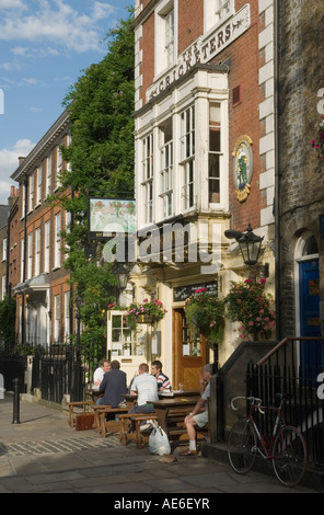 Richmond nach Themse Surrey England 2007 Männer trinken im Wirtshaus "The Cricketers Pub" The Green Foto HOMER SYKES Stockfoto