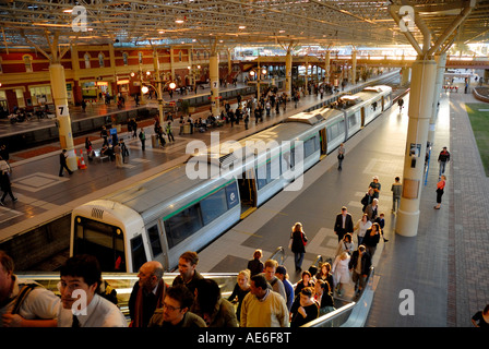 Zug am Bahnsteig, Pendler auf Rolltreppe, Bahnhof Perth, Western Australia Stockfoto