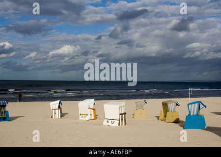 überdachte Korbsessel Strand an der Ostsee auf der Insel Usedom in Deutschland Stockfoto