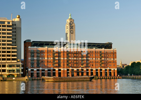 Am frühen Morgen Blick über die Themse in London zeigt Südufer und der OXO Tower und riverside Apartment Komplex. Stockfoto