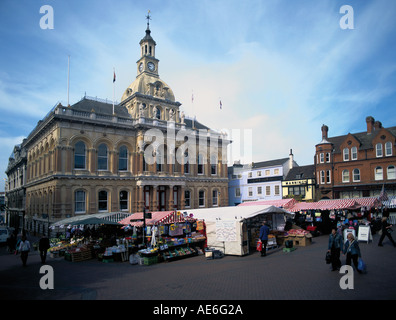 Markt auf dem Platz vor der Suffolk Kreisstadt Ipswich Town Hall Stockfoto