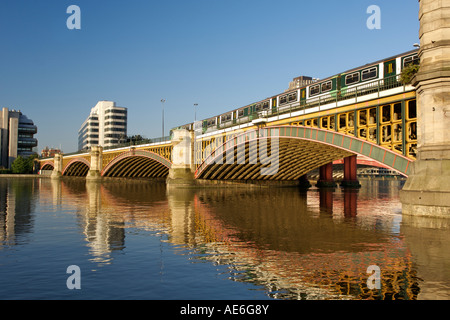 Am frühen Morgen Blick auf Blackfriars Schiene Brücke über die Themse in London. Fotografiert von dem Nordufer. Stockfoto