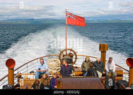 Passagiere genießen Sie die Sonne auf dem Achterdeck von Waverley Raddampfer, wie sie auf den Firth of Clyde, Schottland Kreuzfahrten. Stockfoto