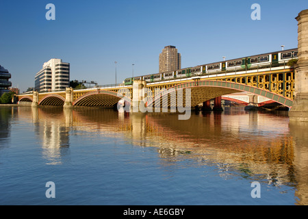 Am frühen Morgen Blick auf Blackfriars Schiene Brücke über die Themse in London. Fotografiert von dem Nordufer. Stockfoto