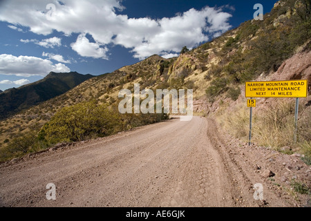 Malerischen Feldweg verläuft entlang den Ausläufern der Huachuca Mountains in der Nähe von Sierra Vista, Arizona Stockfoto