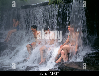 Lokale Costa Ricans genießen Sie ein heißes Bad und ein Dampfbad in einem Wasserfall in den heißen Quellen im Tabacon Hot Springs in der Nähe von Vulkan Arenal, Costa Rica. Stockfoto