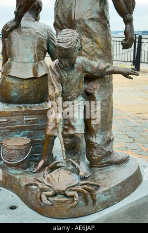 Emigranten. Eine Skulptur von Tony Siebenthaler.  Pier Head, Liverpool, England UK Stockfoto