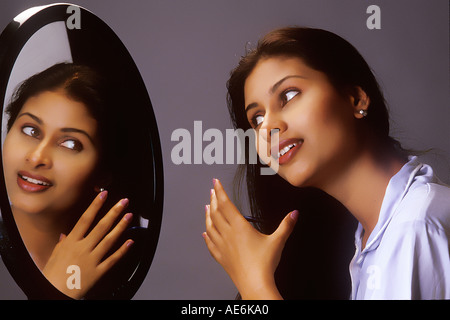Blick in den Spiegel Modell Release Nummer 442 Indian-Asiatin Stockfoto