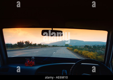 RHS71005 Blick aus dem Inneren eines Autos zeigen Landschaft Straße Rückspiegel im indischen Pune Mumbai Highway Maharashtra Stockfoto