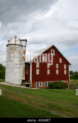 Rote Scheune und Getreidespeicher auf einem ländlichen Bauernhof in Westminster Maryland USA Stockfoto