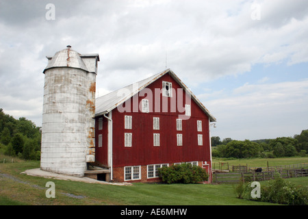 Rote Scheune und Getreidespeicher auf einem ländlichen Bauernhof in Westminster Maryland USA Stockfoto