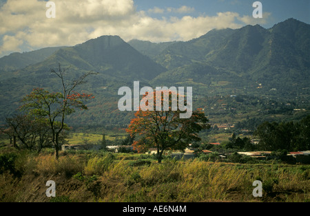 Ein Blick auf die Talamanca Berge am Ortsrand von San Jose in der Great Central Valley von Costa Rica Stockfoto