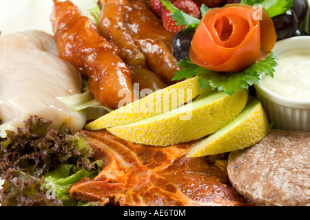 Gefüllt mit marinierten Stücken von Fleisch für den Grill Platte Stockfoto