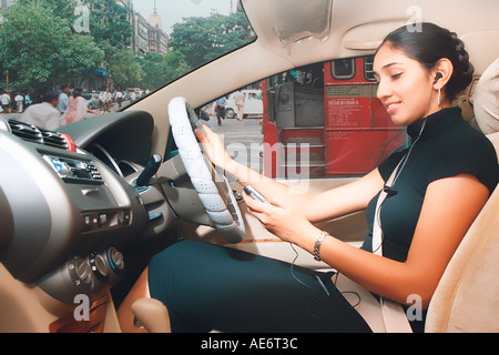RHS70957 South Asian junge executive Inderin Autofahren Blick auf Handy-Modell Release Nummer 522 Stockfoto