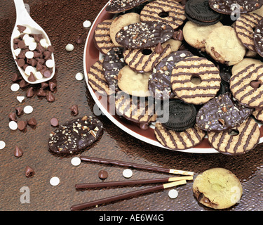 Schokoladengenuss. Schokoladen-Cookies und Auswahl an Schokolade behandelt. Stockfoto