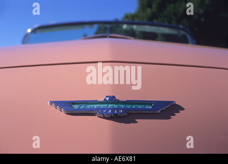 "^ 1957" Ford ^ Thunderbird' Cabrio, Haube Abzeichen, California " Stockfoto