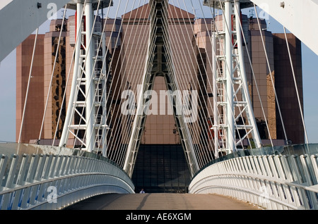 Millenium Fußgängerbrücke über den Manchester Ship Canal auf der Suche zum Quay West Stockfoto