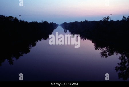 Annäherung an Sperre 29 auf den Eriekanal (New York State Barge Canal) in der Abenddämmerung Stockfoto