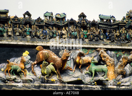 Dekoration auf Dach der Chen-Clan-Akademie Ahnenhalle Gehäuse der Guangdong Volkskunstmuseum in Guangzhou, China Stockfoto