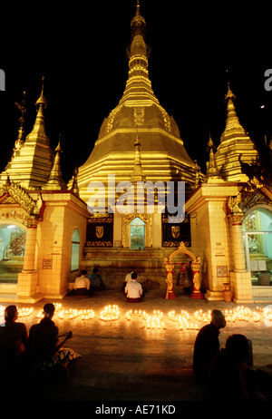 Yangon (Rangoon) Myanmar Burma Shwedagon-Pagode mit buddhistischen Gläubigen in der Nacht Stockfoto
