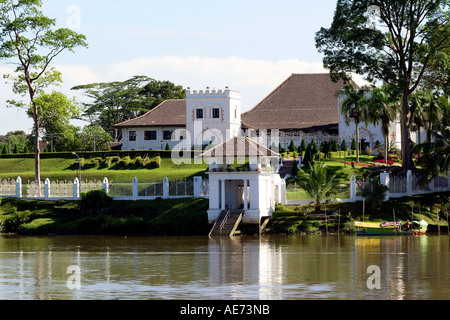 Istana Palast oder Astana Palast auf dem Sungai Sarawak River, Kuching, Sarawak, Borneo, Malaysia Stockfoto