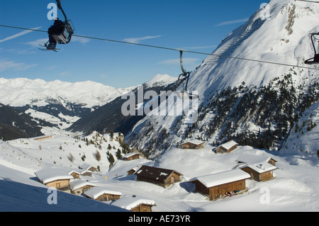 Skifahrer am Sessellift über Berg Hütten Hintertuxer Gletscher Mayrhofen Zillertal Valley Tirol Österreich Stockfoto
