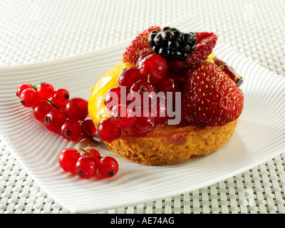 Einzelne Fruchttorte mit Früchten von der Wald- und Creme patisserie Stockfoto